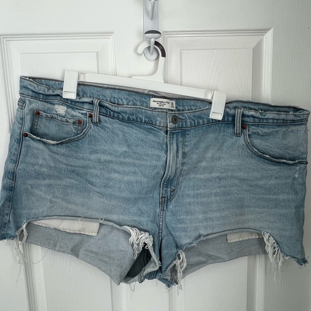 Abercrombie & Fitch High Rise Mom Light Wash Short Size 36/22